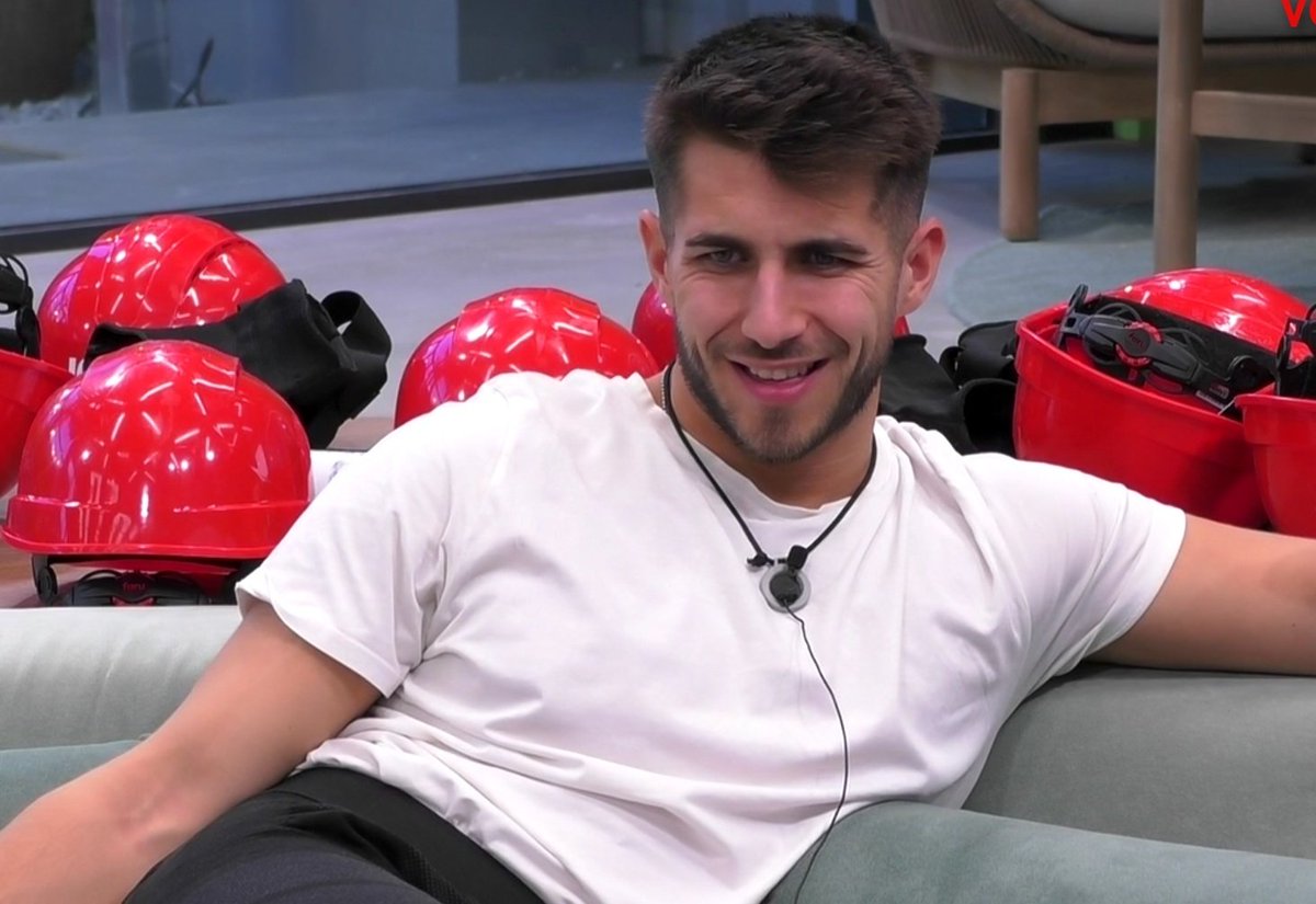 Como no van a poner el contexto lo pongo yo.
Cristian discutió con Aroa, xq el demonio pequeño le estaba pegando una barrida al Mister Bufandas y Joon y luego Cristian x defenderlo, se fueron contra Aroa.
Toda la culpa es de este cutre , q el solito no puede⬇️
#GHDBT3