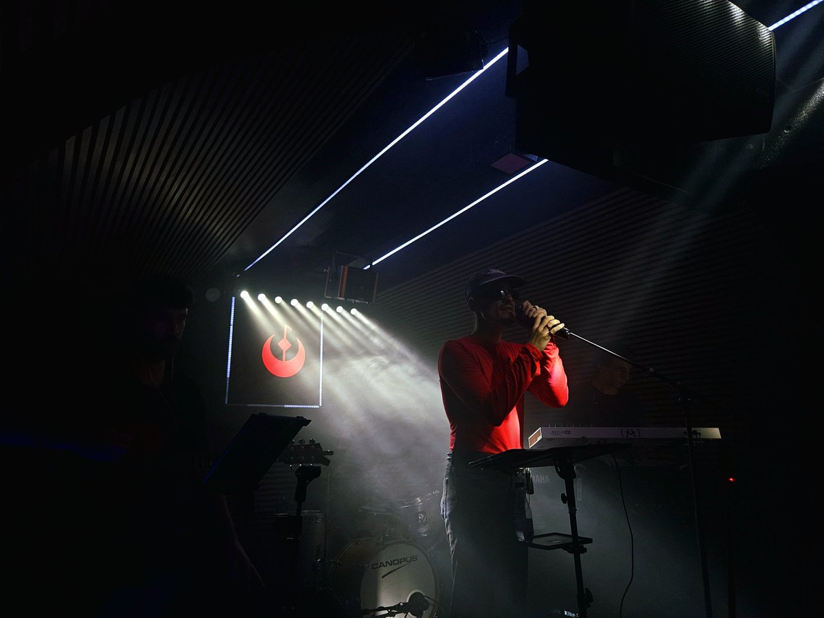 JulixTwinkle's tweet photo. Como Instagram le quita calidad a las fotos las subo aquí. Concierto de @MenendMusic https://t.co/oqJRl7ZV9G