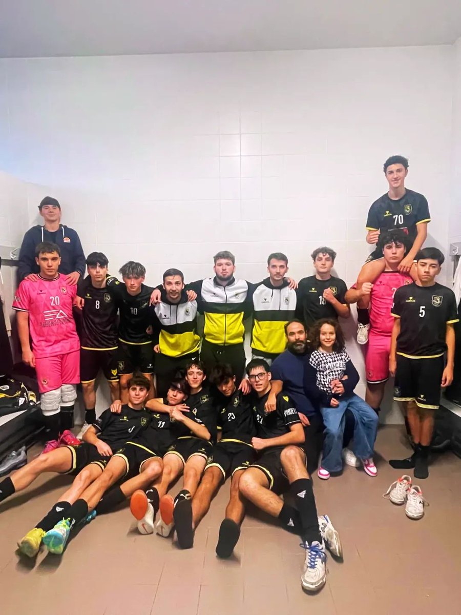 parcpindelo's tweet photo. JUVENIS GARANTEM VAGA NO APURAMENTO DE CAMPEÃO 🟡⚫

Parabéns rapazes 👏🏻 https://t.co/p2REl2d1cI