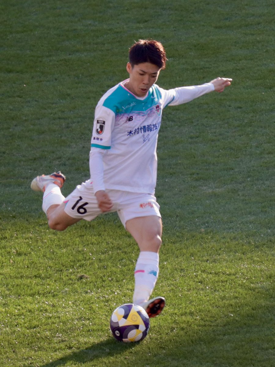 tsurusuke79's tweet image. 清水時代と変わらない美しいキックモーション。
クロスはもちろん、チームメイトの動きを引き出す潤滑油として、清水時代以上にチームのキーマンとなっていた。

自分の価値を証明したいという移籍時のコメントを昨日のプレイで受け止められた、若い鳥栖を導く存在になってほしい😌

#西澤健太