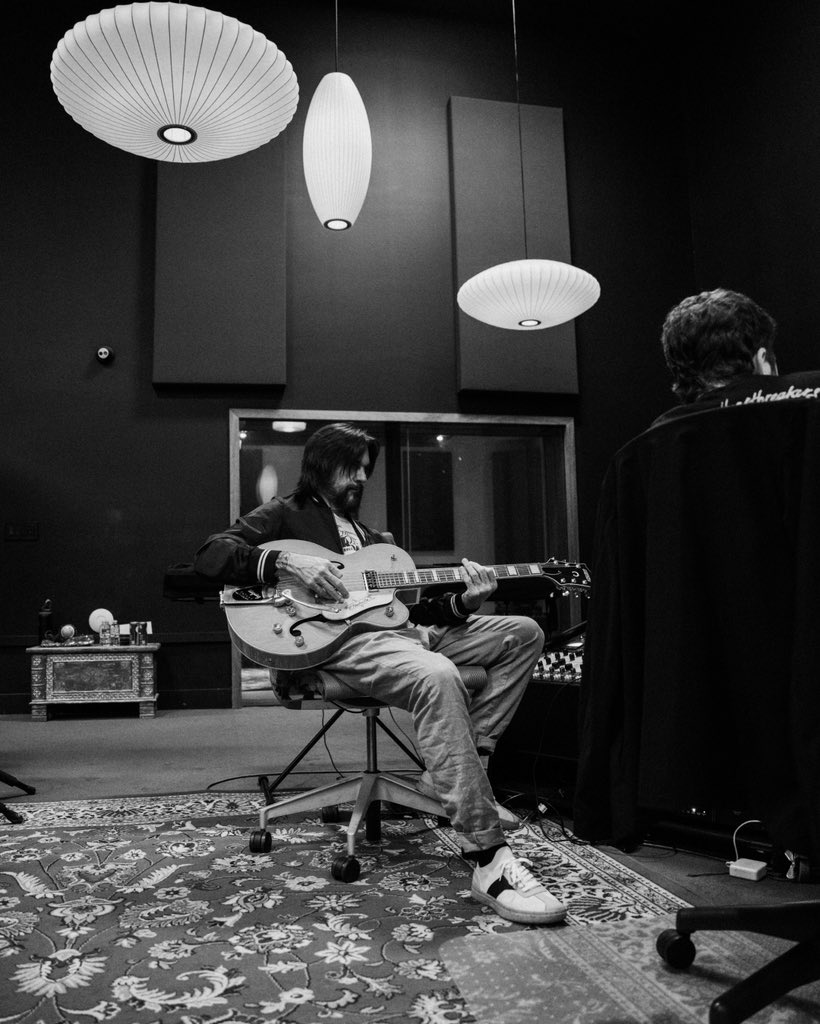 JUANES's tweet photo. Feliz de anunciarles esta colaboración con Li Saumet de @bombaestereo 💣 📻 una cumbia sexy 🔥
“Muérdeme” • 2 de Diciembre

Pre-save aquí: https://t.co/XiLtsJ3a5l https://t.co/KdEDMjJtWl