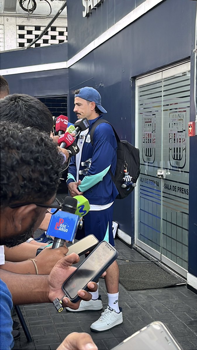 ltwtlima's tweet image. qué cute el billy vizcarra con su gallo negro