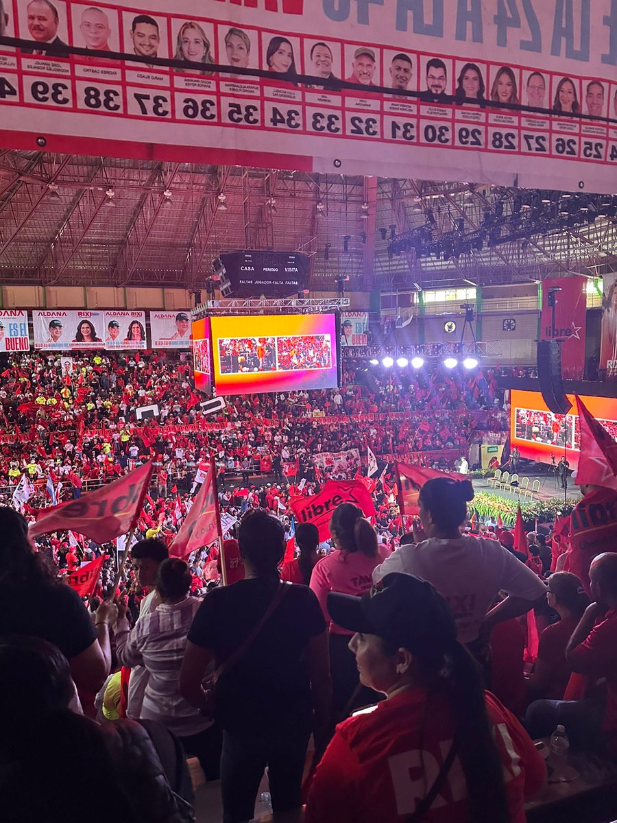 lenin_hn's tweet photo. Una marea roja y negra inunda la capital de Honduras. El pueblo esta listo para votar  por Rixi. Este próximo 30 de noviembre seremos millones... https://t.co/MLFMQtpeM3