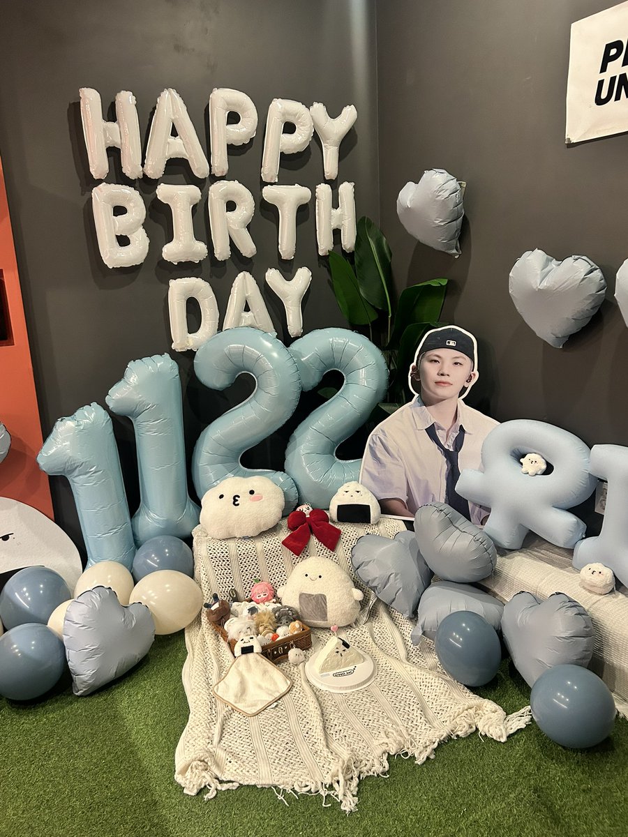 생카 마지막날 마감때까지 있었던 카페!

입구부터 예쁜 지훈이가 가득 
생카 떴을때부터 너무너무 기대하고 갔는데
지훈이 사진도, 럭드도 알차고 너무 좋았고 
운영진샘들도 너무너무 친절하셔서 더더욱 기분좋고 행복가득채운 <a href="/min_1522/">MIN.1522</a> 생카😍

#우리의_작은_온도를_모아서_지훈이에게