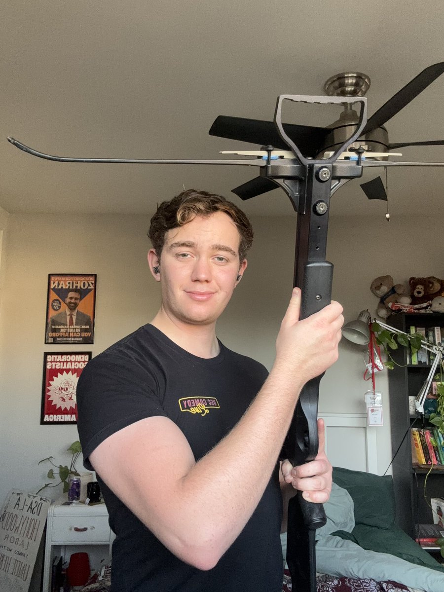 noahpasaran's tweet image. sometimes someone will just give you a free crossbow