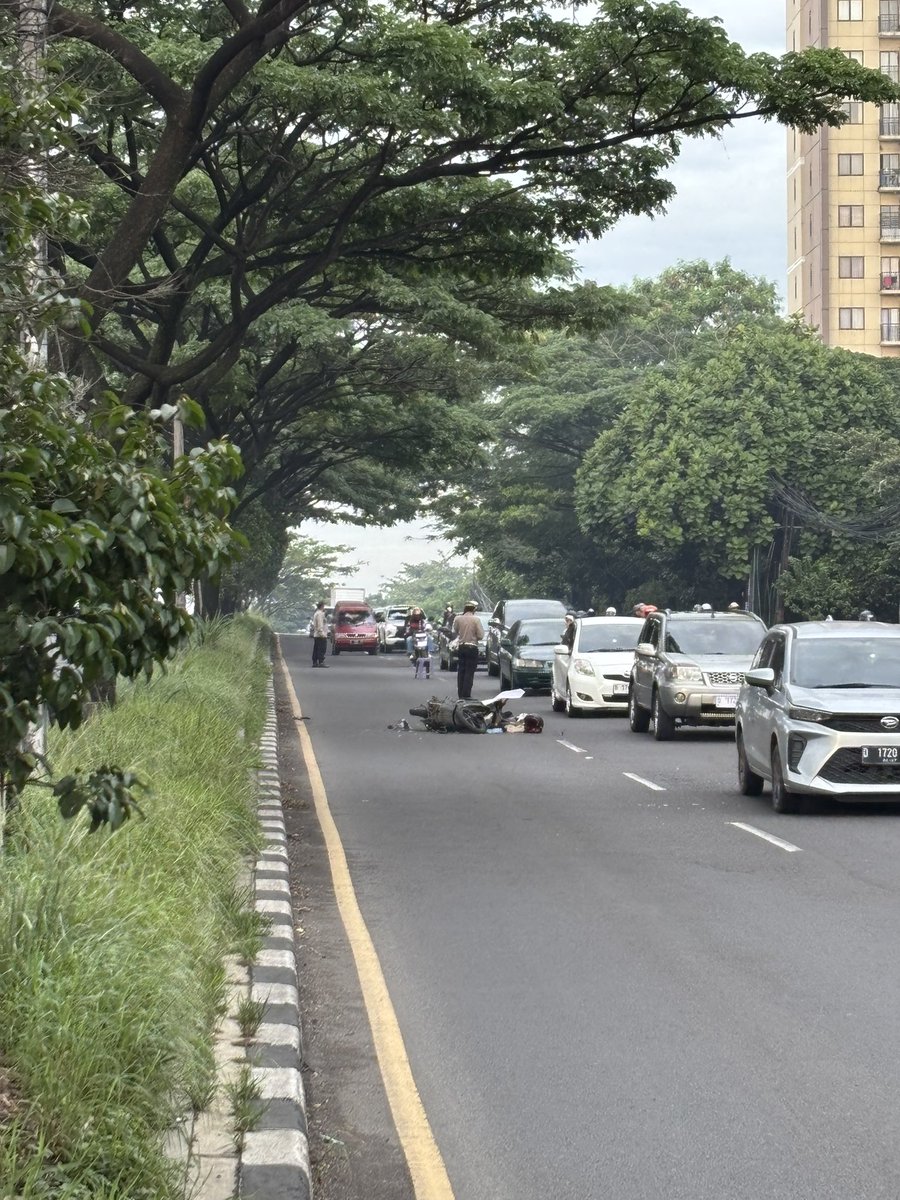 Kecelakaan di Soekarno Hatta arah cibiru di jalur cepat setelah turunan Tamansari Panoramic.

2 MD anak &amp; bapak (kata warga sekitar/tambal ban) gak ada saksi mata.

Kemungkinan nabrak truk karena yang ancur motor bagian depan.

<a href="/PRFMnews/">Radio PRFM</a> <a href="/infobdg/">BANDUNG ᮘᮔ᮪ᮓᮥᮀ</a>