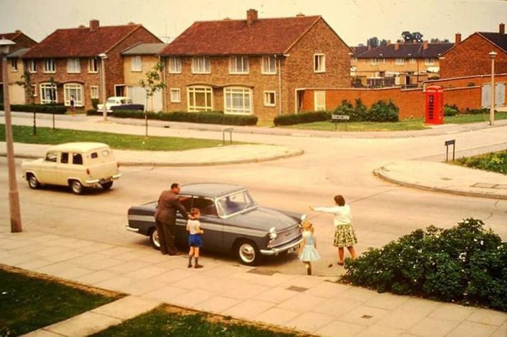 bo66ie29's tweet image. Going for a drive in an Austin Cambridge. England in the 1960s.