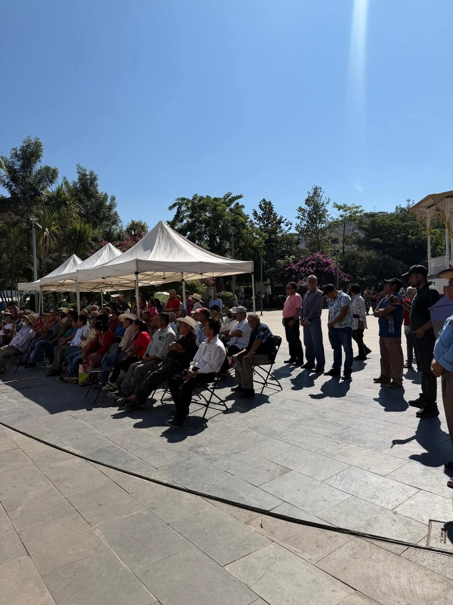ingjcgonzalez's tweet photo. Cómo es posible que no se haya podido reunir 100 perdonas en Tlapa? @fernandeznorona El verdsdero pueblo ya se dio cuenta, y sin acarreados no se llenó la plaza. https://t.co/Fw1v5o7jnI