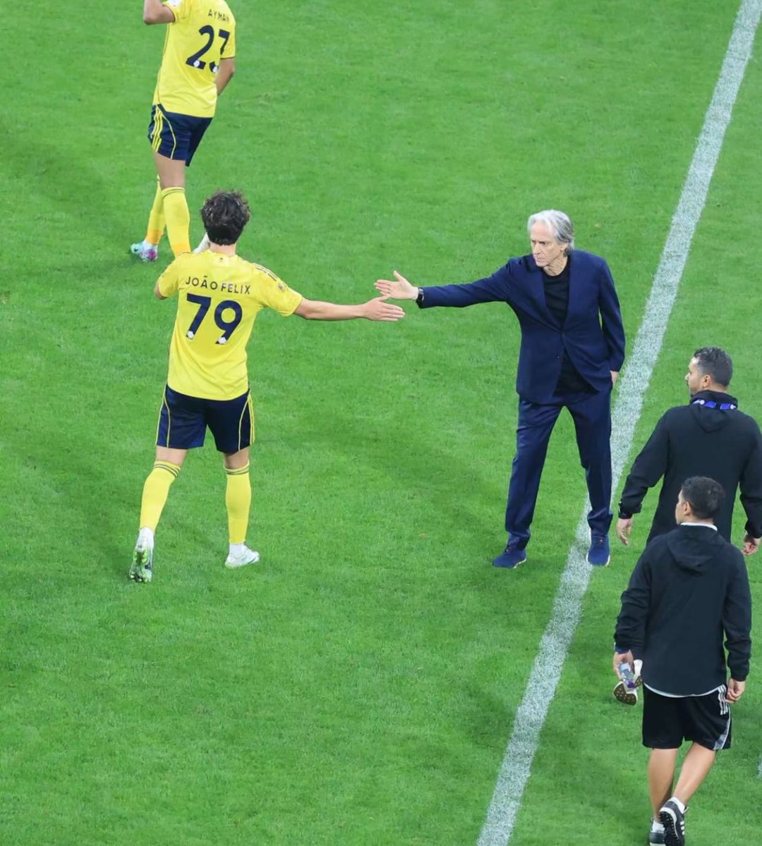 قبل بداية الموسم :

جيسوس : سأعيد جواو فيليكس لمستواه لأنه موهبة كبيرة للغاية وأعرف كيف أتعامل معه ومؤمن بموهبته.

جواو : أخيراً سأعمل مع جيسوس ومساعدته بأي طريقة استطيع تقديمها وأنا متشوق جداً للتعلم منه.

بعد 9 جولات : 

النصر فالصدارة وجواو الأكثر مساهمة فالدوري 💛🔝