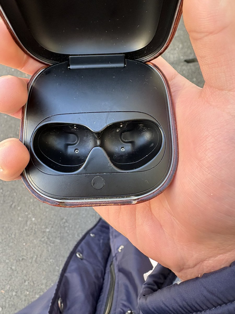 kefu_nasubi's tweet image. んでイヤホンの本体忘れてんだよ