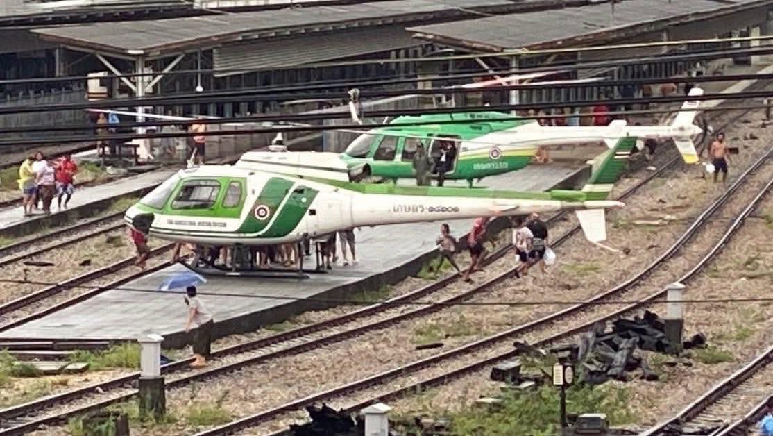 ภาพประวัติศาสตร์‼️
🚁พูดไปใครจะเชื่อ เฮลิคอปเตอร์ลงจอดที่สถานีรถไฟหาดใหญ่ ครั้งแรก ฮ. จากกระทรวงเกษตรฯ เพื่อลำเลียงเสบียงอาหารและน้ำดื่ม สู่พี่น้องอำเภอหาดใหญ่อย่างต่อเนื่อง
#ธรรมนัส #น้ำท่วม #น้ำท่วมหาดใหญ่ 
#สถานีรถไฟหาดใหญ่