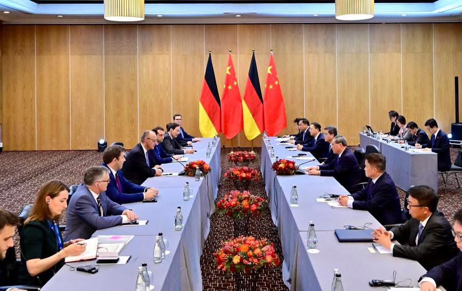 ShanghaiEye's tweet image. 🇨🇳🇩🇪Chinese Premier #LiQiang said on Sunday that the governments of #China and #Germany should make joint efforts to strengthen dialogue and communication, and properly handle their respective concerns