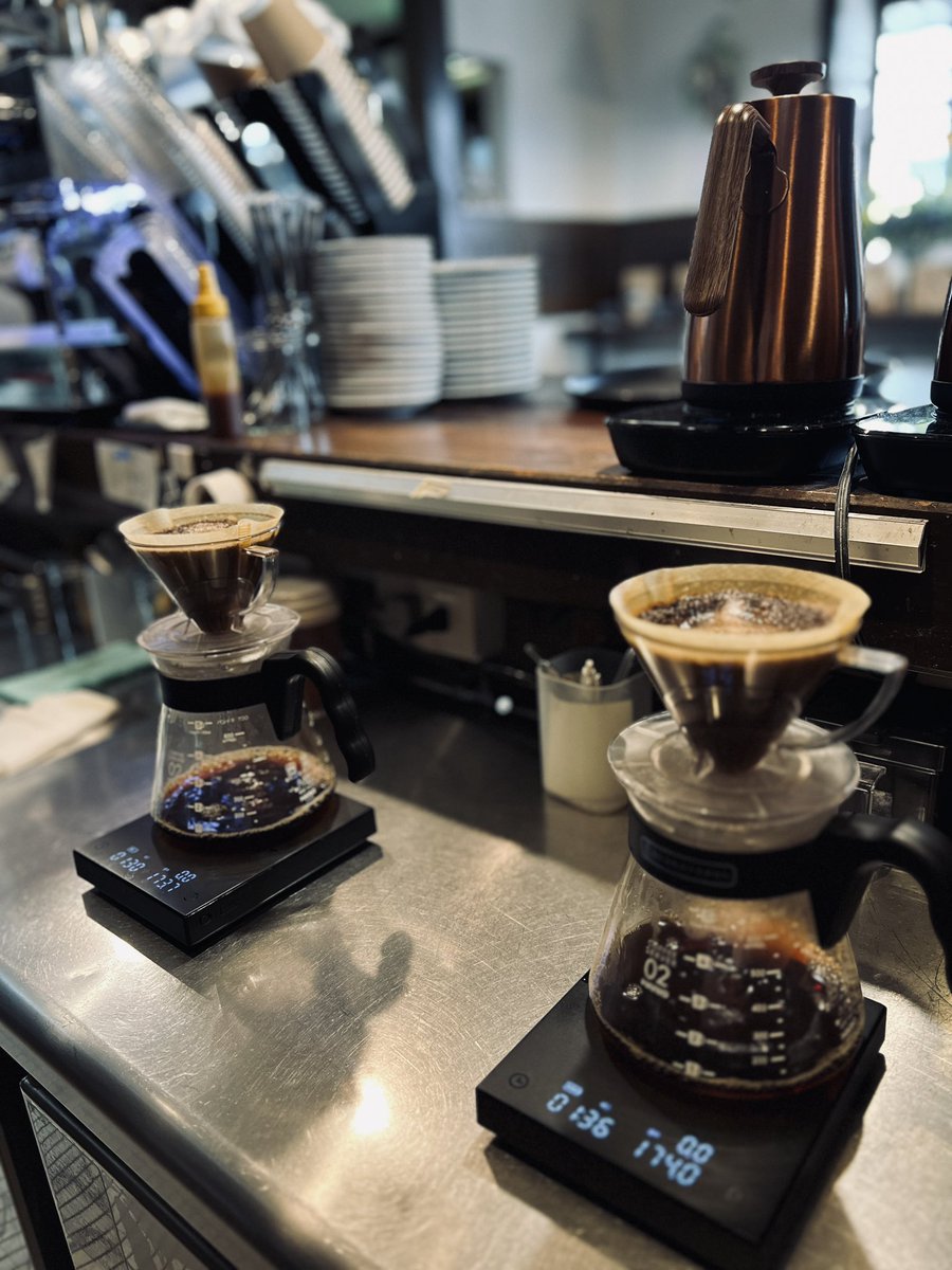 朝の喫茶店の内側