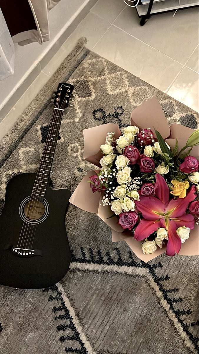 bytw_23's tweet photo. هديته ورد، بس أثرها أكبر من ورد. 🤍🌸 https://t.co/QxwHTib7s4