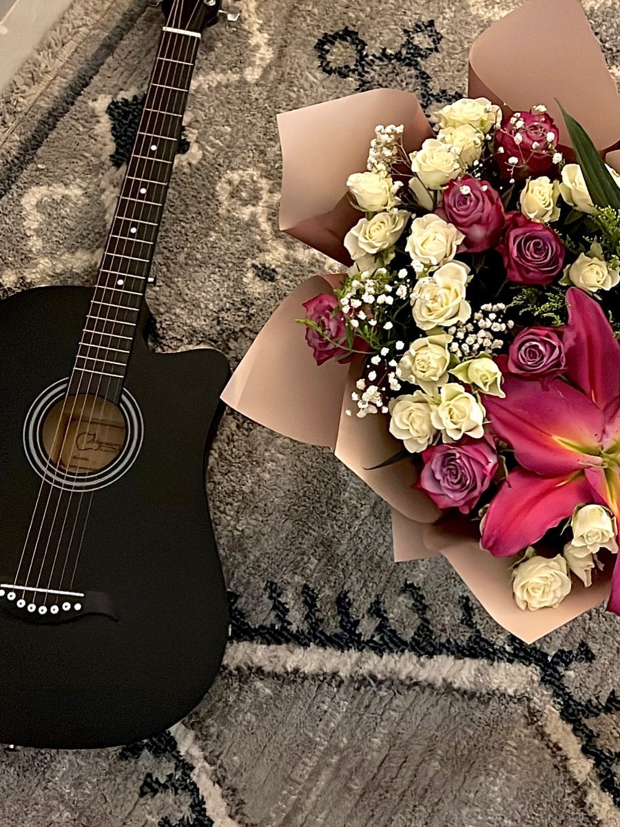 bytw_23's tweet photo. هديته ورد، بس أثرها أكبر من ورد. 🤍🌸 https://t.co/QxwHTib7s4