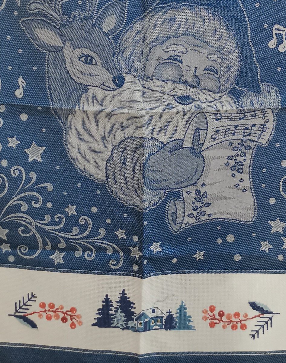 creativitadicla's tweet photo. Delizioso asciugapiatti con una striscia ricamata, a mano da me, a punto croce che presenta dettagli invernali come rametti con bacche rosse, abeti innevati e una piccola casetta, aggiungendo un tocco di calore e atmosfera festiva. Ideale per abbellire la cucina o fare un regalo. https://t.co/zIye7NdkYF