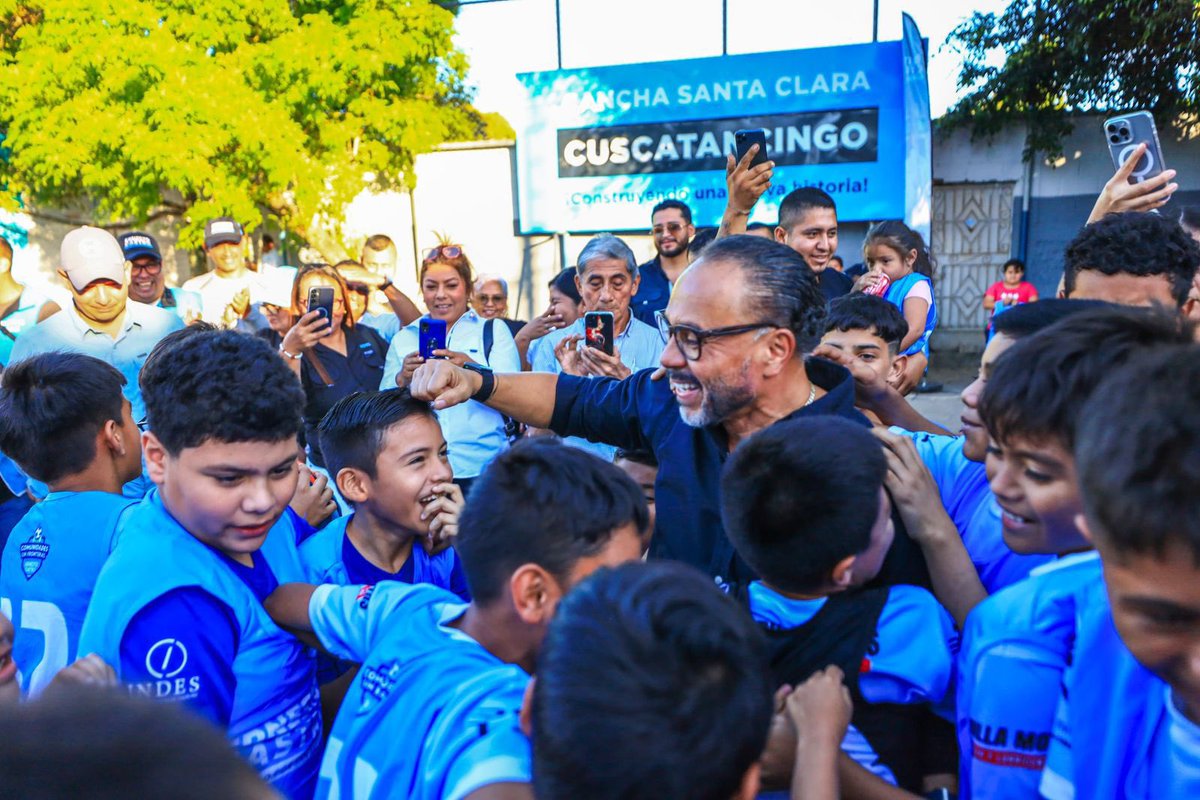 ECastroES's tweet photo. Nos alegra ver cómo se ha recuperado la convivencia en nuestras comunidades.

Hoy, al programa #ComunidadesSinFronteras se unió la escuela de fútbol Las Yayitas, en la Colonia Santa Clara, de Cuscatancingo. Ahora cuentan con nuestro apoyo para acompañar el desarrollo de las nuevas generaciones.

Nada de esto sería posible sin el trabajo del Presidente @nayibbukele, que ha devuelto la paz a #ElSalvador.🇸🇻