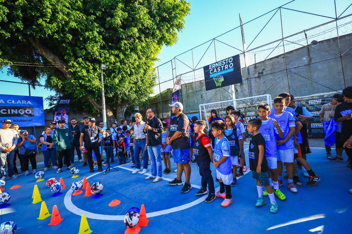 ECastroES's tweet photo. Nos alegra ver cómo se ha recuperado la convivencia en nuestras comunidades.

Hoy, al programa #ComunidadesSinFronteras se unió la escuela de fútbol Las Yayitas, en la Colonia Santa Clara, de Cuscatancingo. Ahora cuentan con nuestro apoyo para acompañar el desarrollo de las nuevas generaciones.

Nada de esto sería posible sin el trabajo del Presidente @nayibbukele, que ha devuelto la paz a #ElSalvador.🇸🇻