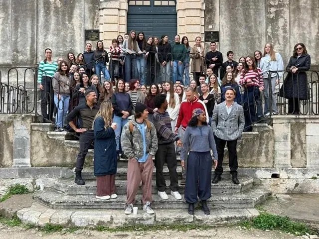 Chase Stokes com elenco da #OBX5 na Croácia.