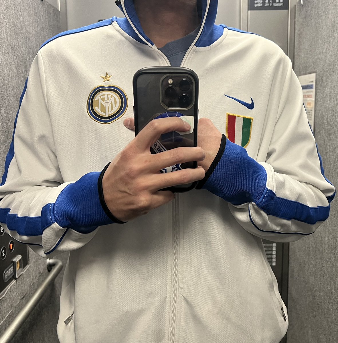 dakitty041908's tweet image. それでも俺はインテルを愛してるんだ。
だから今からこれ着て脱毛に行くんだ。