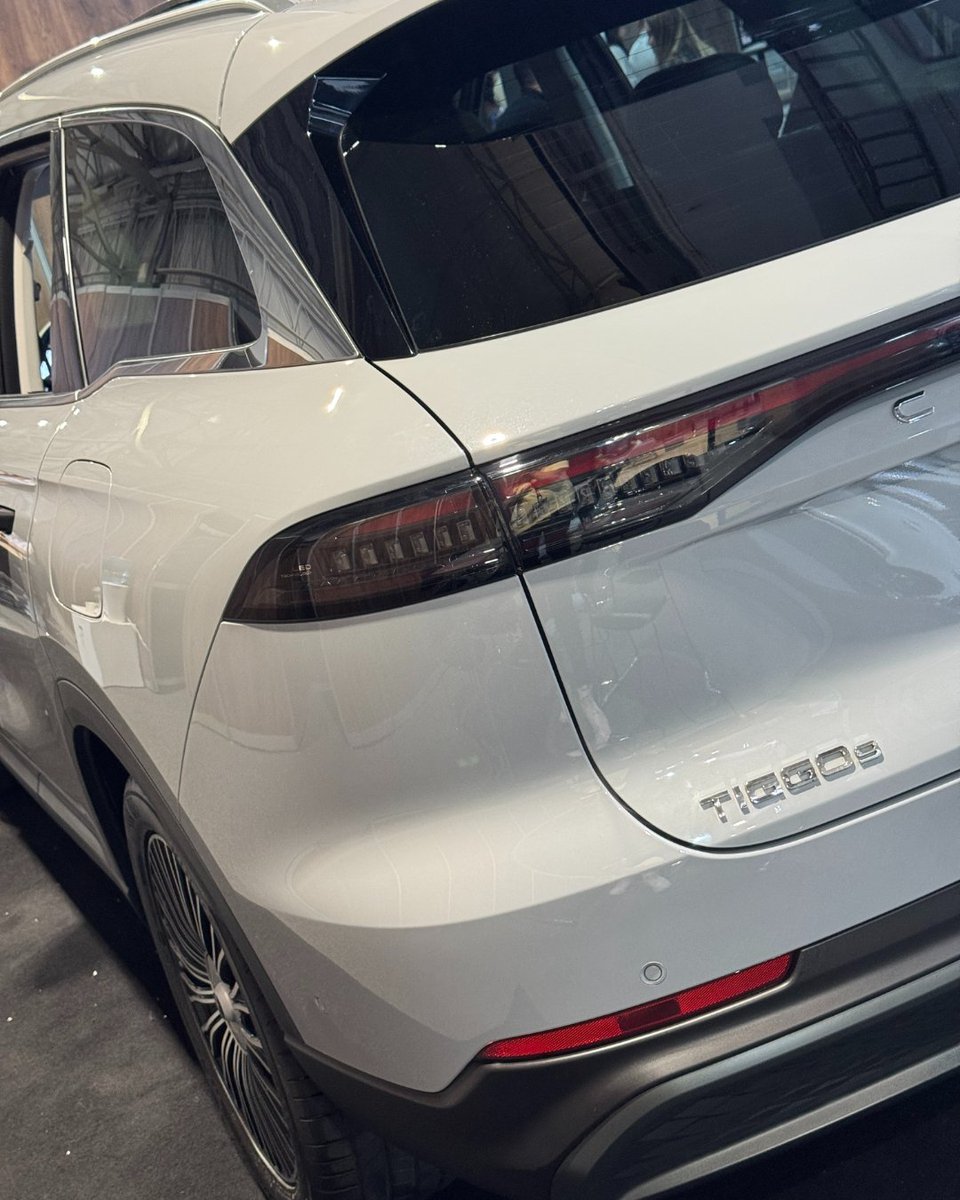 Autosdeprimera's tweet image. Súper Hybrid compuesto por cuatro motores: tres eléctricos (dos adelante y uno atrás), y uno a gasolina. Este esquema híbrido enchufable le permite recorrer hasta 1.400 km de autonomía combinada