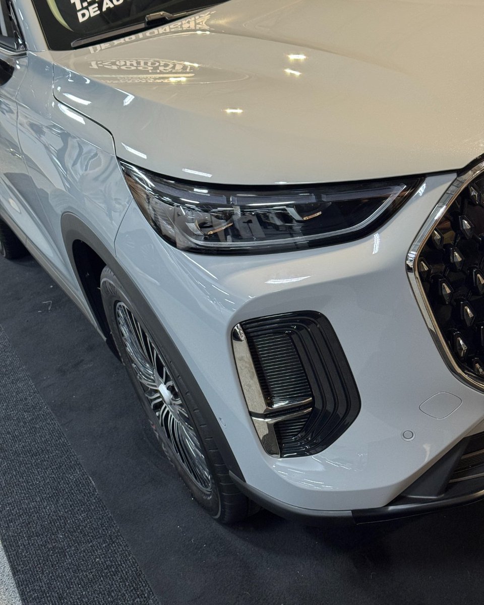 Autosdeprimera's tweet image. Súper Hybrid compuesto por cuatro motores: tres eléctricos (dos adelante y uno atrás), y uno a gasolina. Este esquema híbrido enchufable le permite recorrer hasta 1.400 km de autonomía combinada