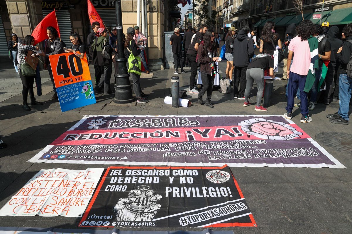 “Quiero vivir y trabajar, no vivir trabajando. ¡40 horas ya!”: Manifestantes en favor de la jornada laboral de 40 horas marcharon en diferentes entidades del país.

 En la Ciudad de México la protesta inició en el Zócalo capitalino y concluyó con un acto en el Senado de la