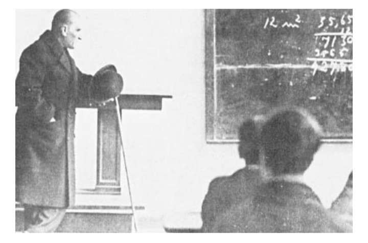 1- Bazı insanlar vardır… Bir ülkenin kaderini kalemiyle çizer, bir çocuğun geleceğini bakışıyla aydınlatır, bir milletin yürüyüşünü sessizce omuzlar. İşte bugün, o insanlara öğretmenlerimize     minnetle eğildiğimiz gündür.
 
Ve elbette, Başöğretmen Mustafa Kemal Atatürk’le baş-