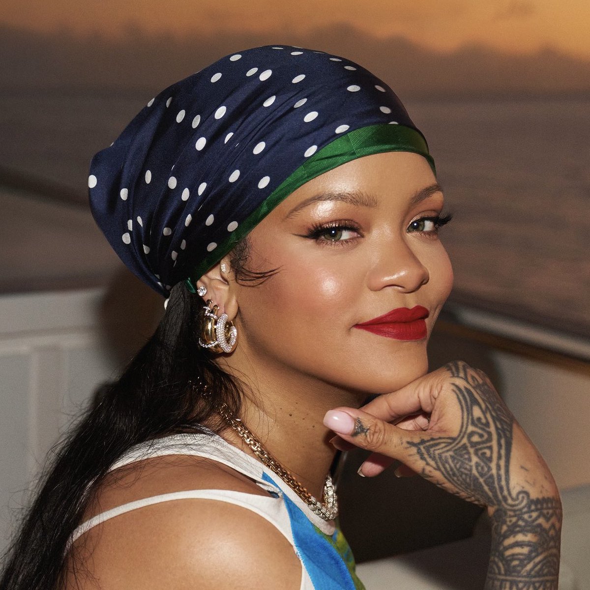 PopCrave's tweet image. Rihanna comments on Instagram post claiming that men are drawn to “bad” photos of their girlfriends:

“How I catch this stray tho?”