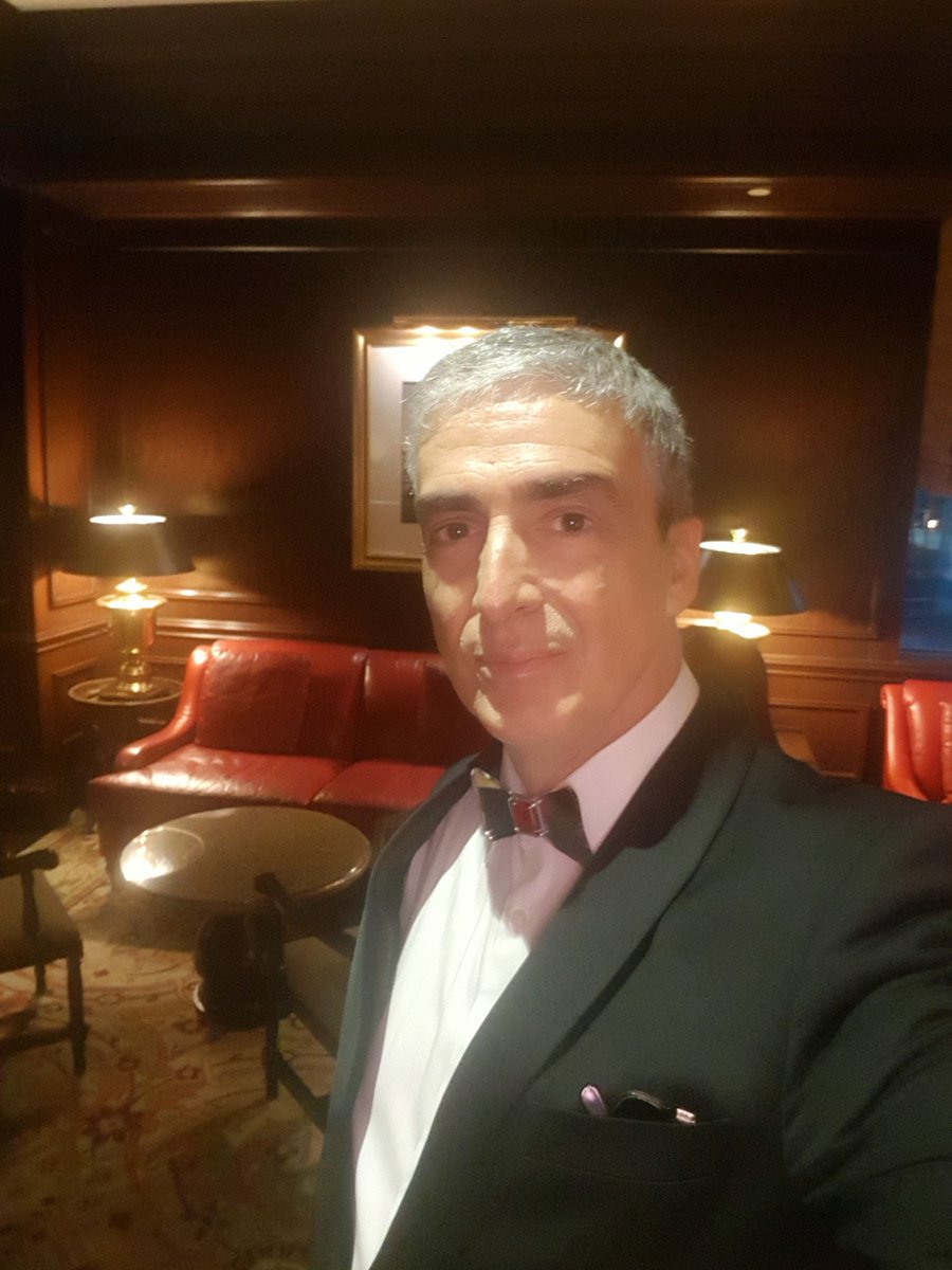 En la previa al Martin Fierro Latino.
El moño espejo fue diseñado por José Otero. 
#martinfierro #martinfierrolatino 
<a href="/aptra_ok/">APTRA</a>