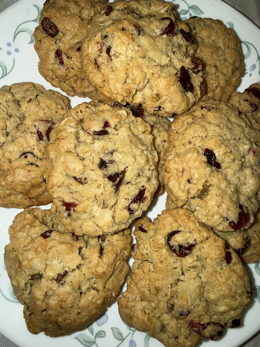 EricaLynn1549's tweet image. I have no business making all these cookies! 🍪
•
•
•
#homemade #fromscratch #oatmeal #cranberry #chocolate #peanutbutter #coffee #toffee #cookies #dessert #baking #cookieszn