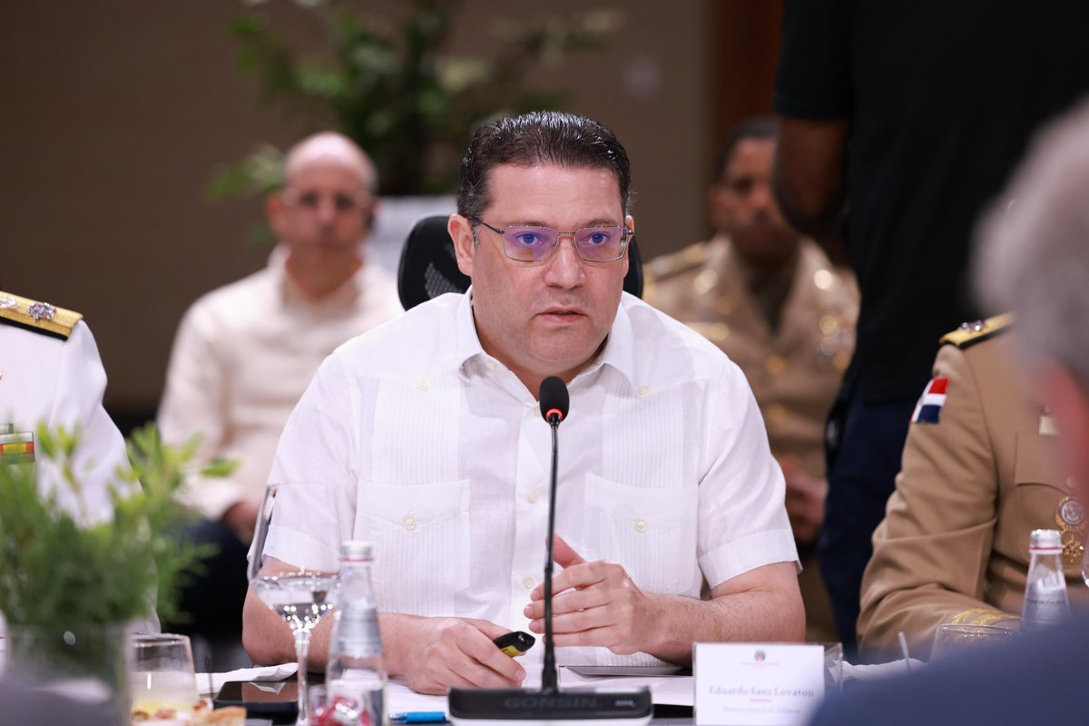 MIREXRD's tweet photo. El canciller @RobalsdqAlvarez encabezó una reunión de trabajo con una delegación bipartidista de legisladores estadounidenses, liderada por el congresista Brian Mast, republicano por Florida y presidente del Comité de Asuntos Exteriores de la Cámara de Representantes. https://t.co/U0W9C67JtH