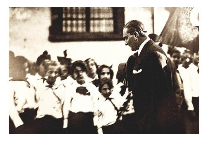 2-lar bu hikâye… Karanlıktan çıkmaya çalışan bir ülkeye, “Bir millet irfan ordusuyla yükselir” diyerek ışığı tutuşturan o büyük yürekle. O, bir ulusu yeniden ayağa kaldırırken, “Öğretmenler; yeni nesil sizin eseriniz olacaktır” diyerek kalemi bir milletin en güçlü silahı -