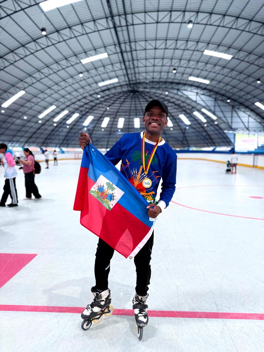 Haititempo's tweet photo. 🚨 Gesny Pierre-Louis remporte le championnat international de patinage en Équateur ! ⛸️

Il s’est brillamment imposé lors de la compétition internationale organisée en Équateur, un événement perçu comme une évaluation clé pour les patineurs en vue de la Coupe du monde de patinage, prévue à Singapour du 1er au 4 décembre.

Une fois de plus, Gesny représente fièrement Haïti et fait flotter haut le bicolore. 🇭🇹✨