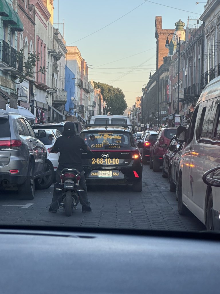 gabspdl's tweet photo. @dirtransitopue vehículos estacionados en doble fila sobre la 8 poniente entre 3 y 5 Norte . Urge que vengan a quitarlos. El tráfico está imposible. Así toda la 8 pte https://t.co/khFWzqCZEg