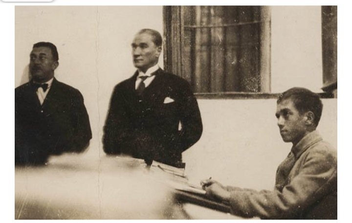 3- hâline getirdi.
 
Bugün her sınıfın tahtasında, her çocuğun göz bebeğinde, her okulun duvarında onun izi var. Her harfte, her nefeste, her umut cümlesinde…
 
Ve ardından milyonlarca öğretmen… Taşı toprağı yakan yollardan geçip köy okullarına ulaşanlar, Şehirlerin karmaşa -