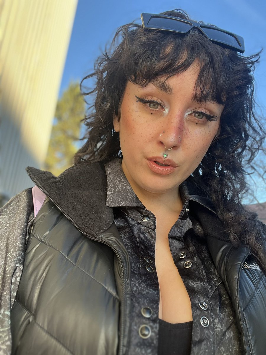 SpoopBee's tweet image. I made it outside