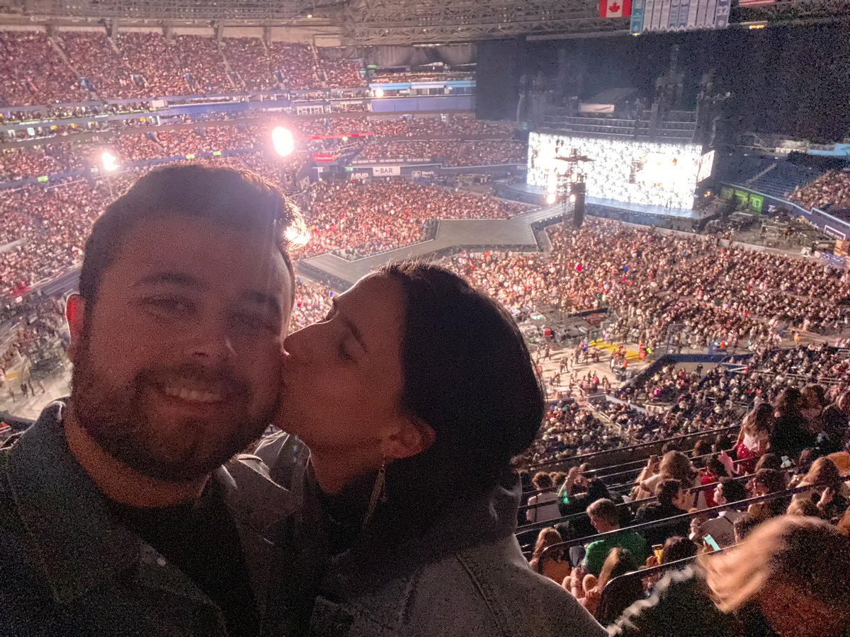 Midas_touch19's tweet image. 1 year ago 🫶 Tayronto was a dream and I’ll never forget it 💕 I’m so lucky to have experienced the Eras Tour in my country and with my boyfriend by my side 🥰🥹