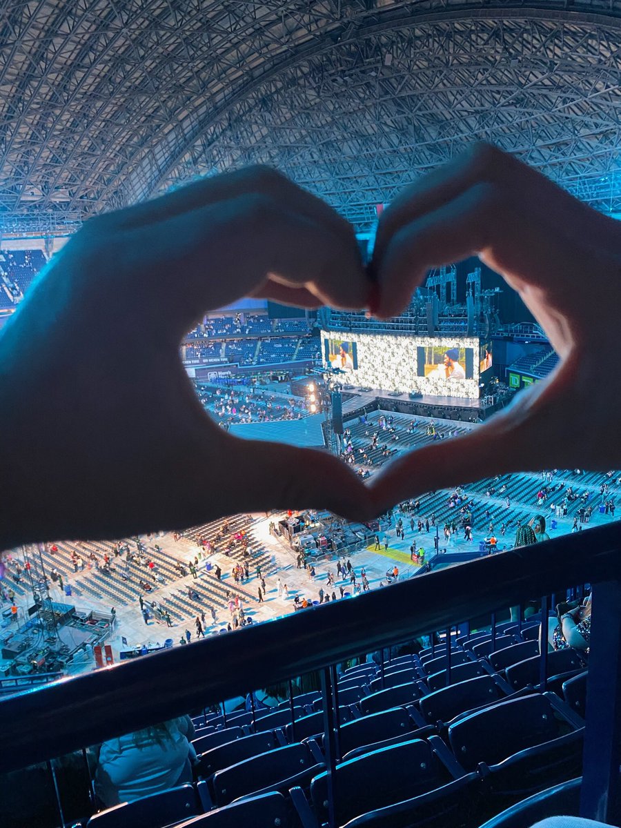 Midas_touch19's tweet image. 1 year ago 🫶 Tayronto was a dream and I’ll never forget it 💕 I’m so lucky to have experienced the Eras Tour in my country and with my boyfriend by my side 🥰🥹