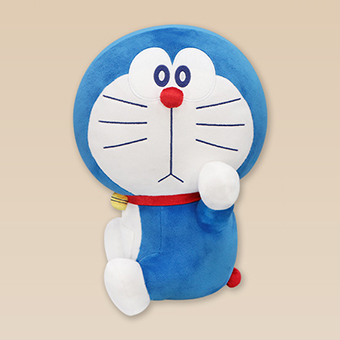 ドラえもん　SLポーズぬいぐるみ ドラえもん』がこちらを振り向いたポーズのぬいぐるみになって登場