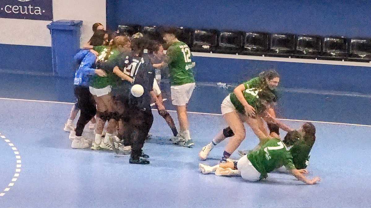 ¡ANDALUCÍA es CAMPEONA! 
¡Enhorabuena a <a href="/FABM_Malaga/">FABM Málaga</a> por coronarse como justas Campeonas Selecciones Cadete Femenino! 
Un torneo brillante.
Mi felicitación también a <a href="/FABM_ALMERIA/">FABM Almería</a> por una final épica y por luchar hasta el bocinazo final.
¡Orgullo de balonmano andaluz!