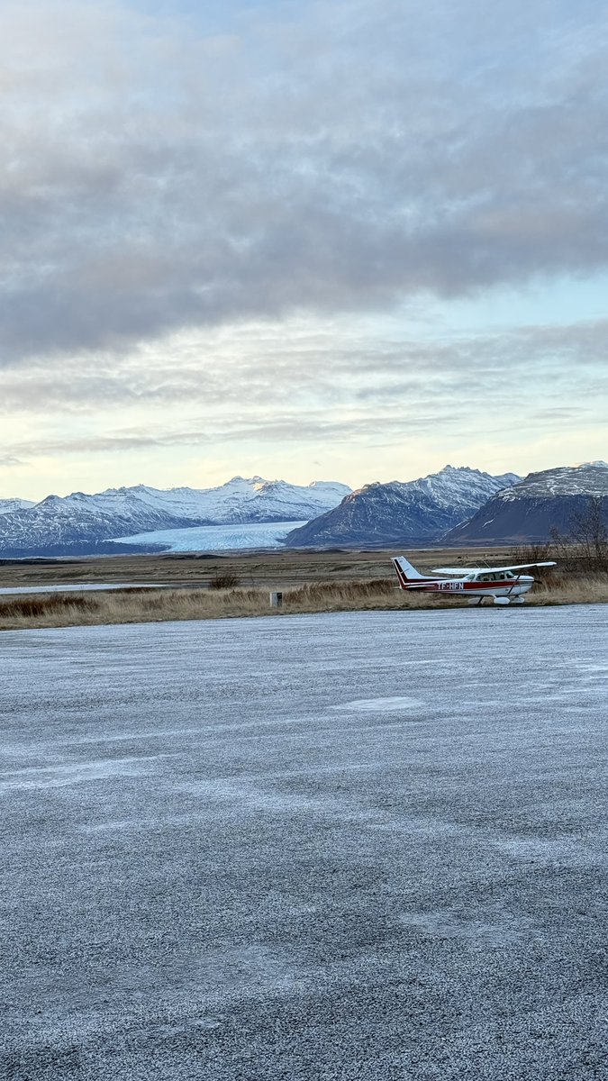 LiljaWriter's tweet image. Touchdown in Höfn and greeted by that breathtaking glacier. South Iceland is always great to visit! 

#Höfn #Iceland #GlacierViews #SouthIceland #TravelMagic