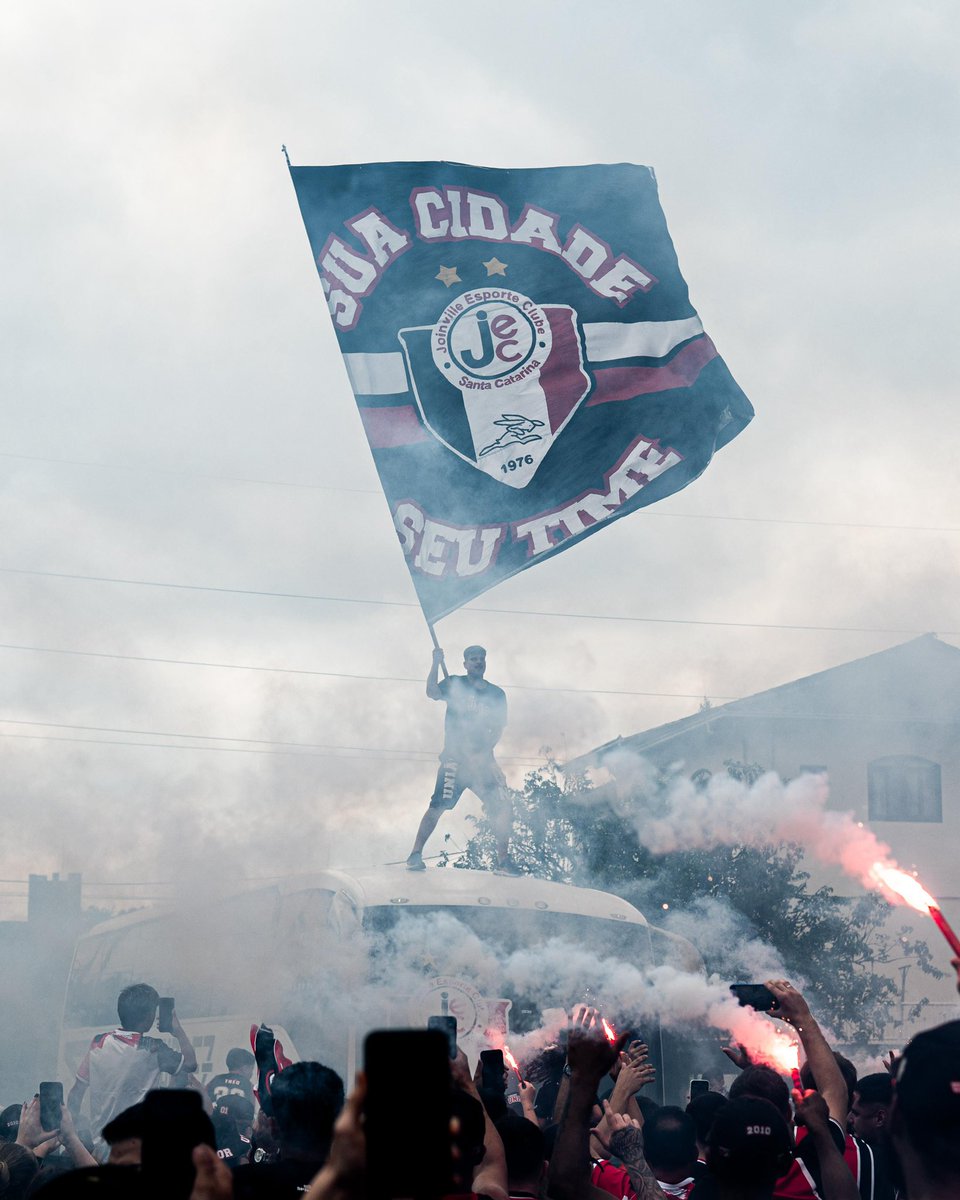 jec_online's tweet image. Muito obrigado, torcida tricolor! ⚫️⚪️🔴

Encerramos mais um ano de luta, entrega e orgulho. Chegamos à semifinal do Campeonato Catarinense, reconquistamos nosso calendário nacional, disputamos a final da Copa Santa Catarina e voltaremos a disputar a Copa do Brasil em 2026.…