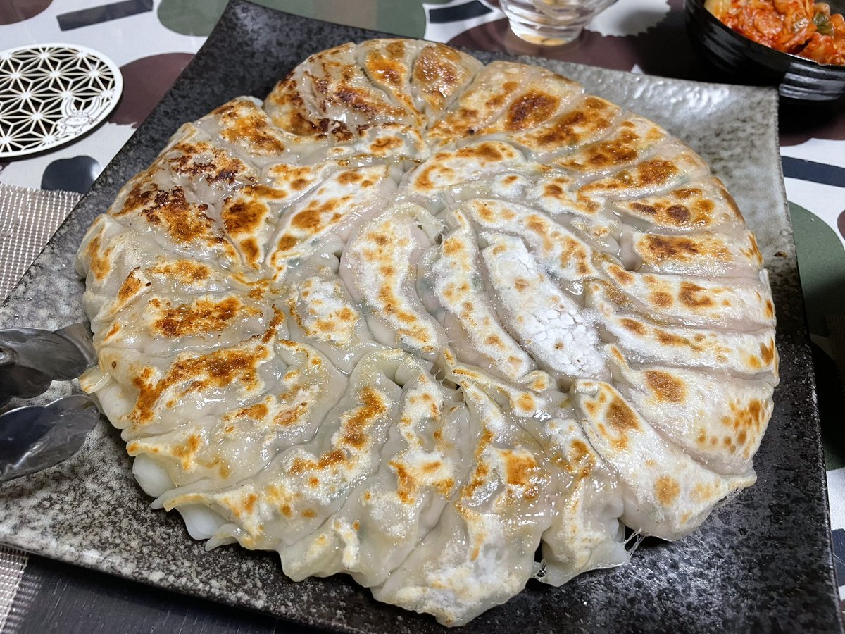 餃子パーティー🥟にお呼ばれ😄
巻き係に任命されたが、35点の体たらく🥲
酔っ払いはダメ🫠
姐さんのオーソドックスな具と焼き加減は完璧で20個は食べたかな😋

※蘊蓄ばかりの餃子マスターが仕込んできたやつは隠し味の変わった具が入ってたが、、たいしたことなかった🤣
内緒🤫

#餃子パーティー