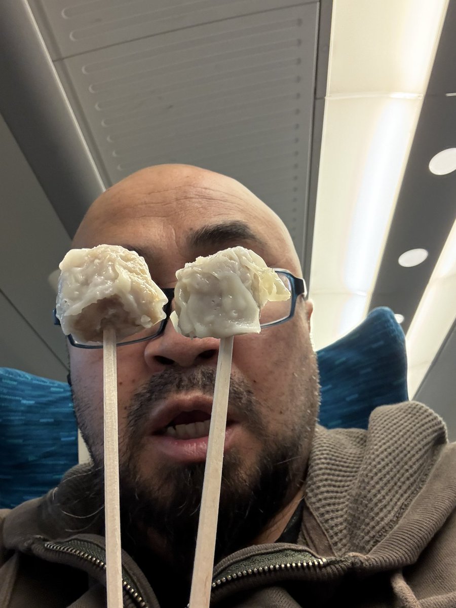 kochocoball's tweet photo. 本日は大阪に向かってます

#rock beyond rock2
#シウマイ弁当 https://t.co/FSKKsBzUH8