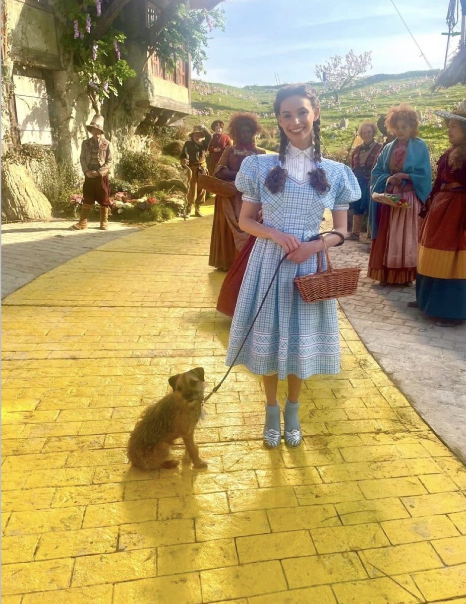 the wizard of oz                      wicked: for good
(1939)                                          (2025)