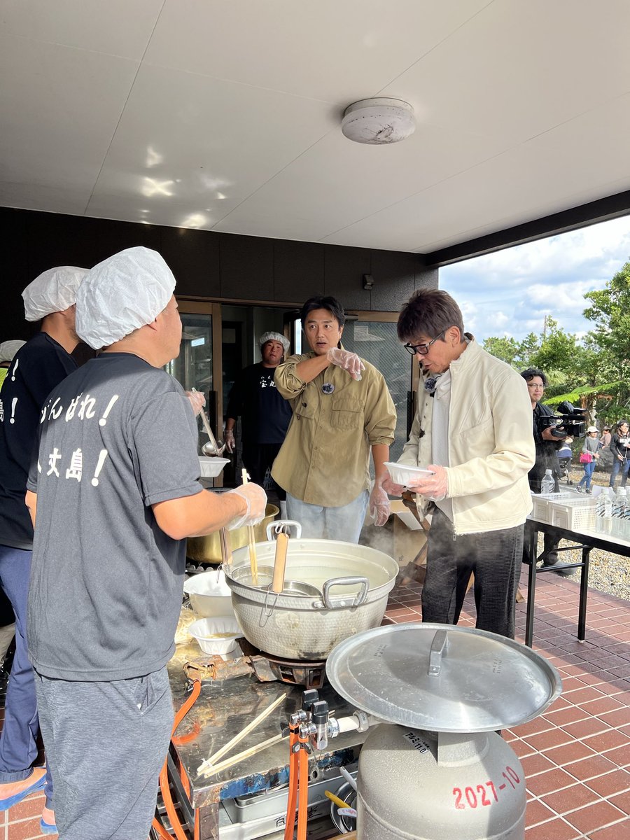 AikawaInfo's tweet image. 11/21.22 金土

八丈島で立ち食いうどん
炊き出ししてきました。
１日も早い復興を願っております。

1200食
完食。大盛況でした。