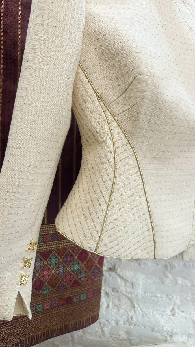 trip_chaki's tweet image. 愛子さまのスア仕立てた人のFacebook見つけた。布も恐らく手織り。
同世代のセンスに委ねたラオスにも感心。

日本に紹介していい？と聞いたら了承得られたのでぜひ彼女のページ見てね🙏