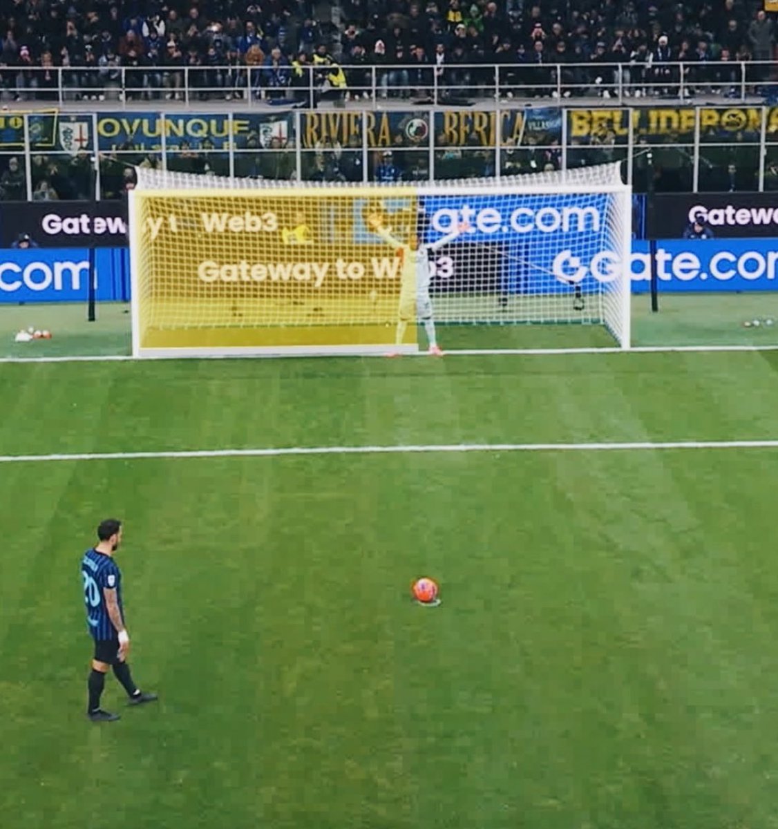 pasqlaragione's tweet image. Il rigore è un gioco psicologico, prima che tecnico. Maignan, di proposito, è leggermente decentrato verso sinistra per indurre Calhanoglu a calciare a destra, ed è esattamente quello che succede. Mike torna al centro un istante prima del tiro, finta da una parte e poi va…