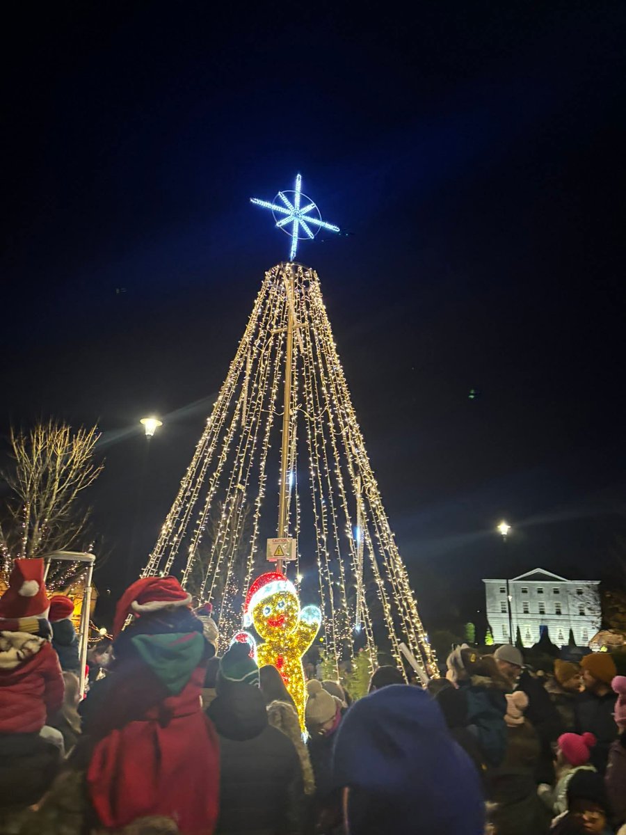 Christmas vibes are officially in full swing! 🎄✨ Spent a lovely day at the Ringaskiddy Christmas Market at Ringaskiddy Community Centre, Christmas crafts, tasty treats, and festive cheer all around. Then finished the evening in Crosshaven for the big Christmas lights switch-on